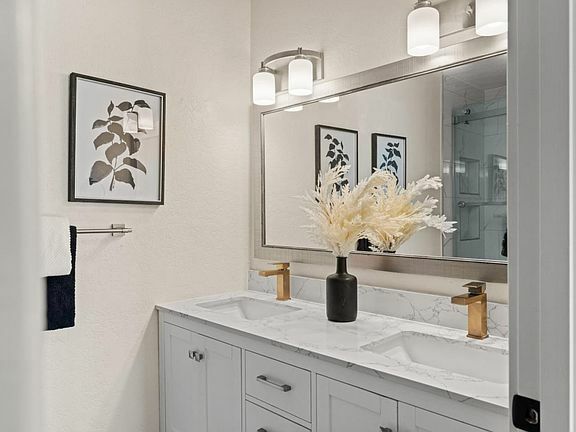 Foto del edificio - 4000 Rio Rd