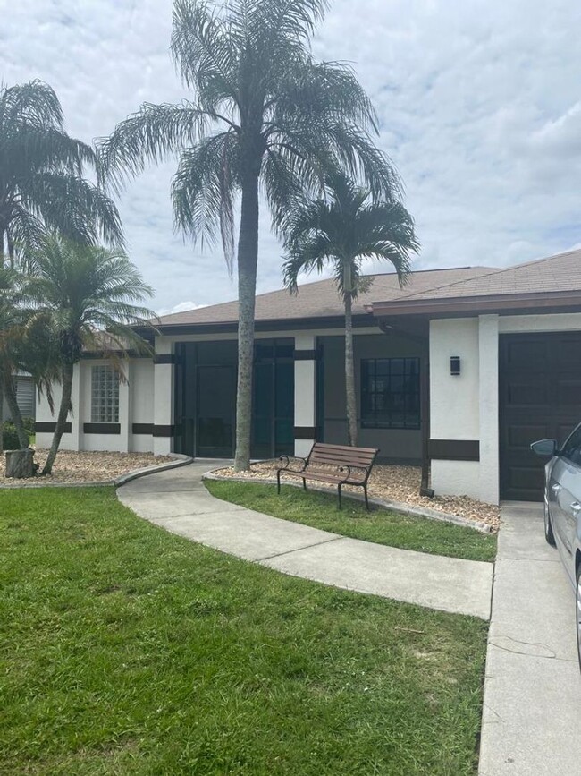 Building Photo - Furnished pool House located in the beauti...