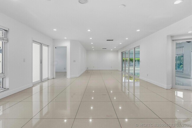Building Photo - 2910 NE 40th Ct
