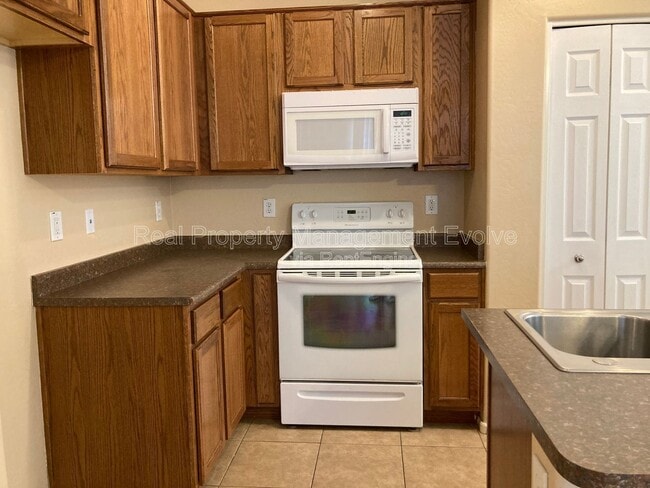 Building Photo - 4059 E Carla Vista Dr