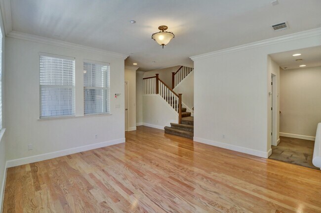 Building Photo - 200 Oak Ct