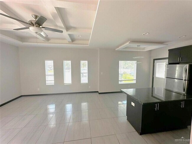 Building Photo - 809 E la Cantera Ave