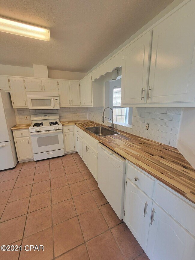 Building Photo - 1609 Vecuna Cir