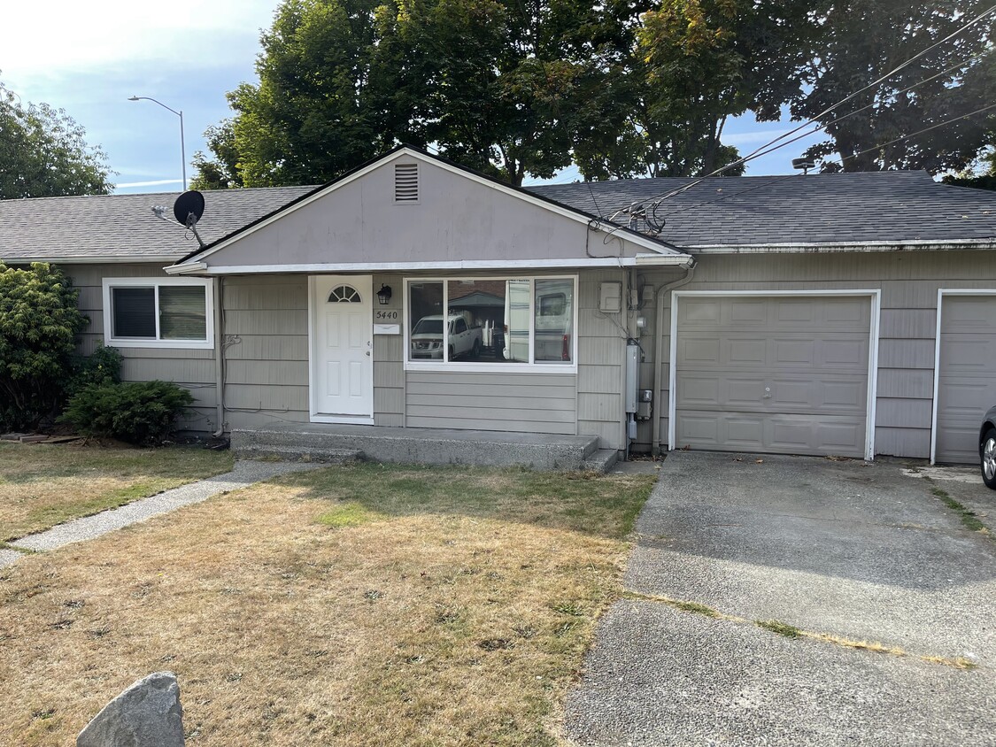 Front Entry & Garage Door - 5440 S Bell St