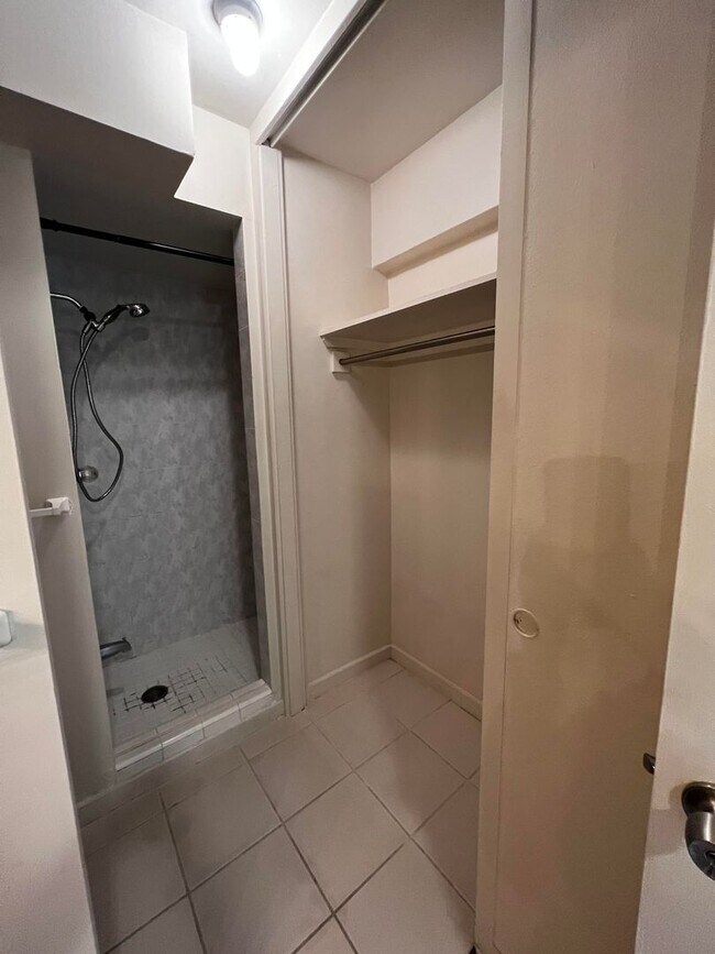Foto del edificio - Studio unit at Holiday Manor AVAILABLE SEP...