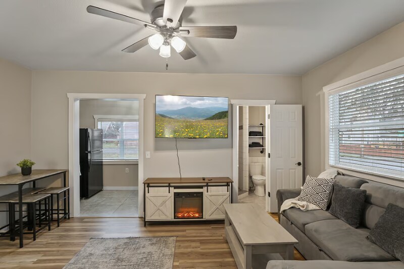 Foto principal - 1001 N Elm St