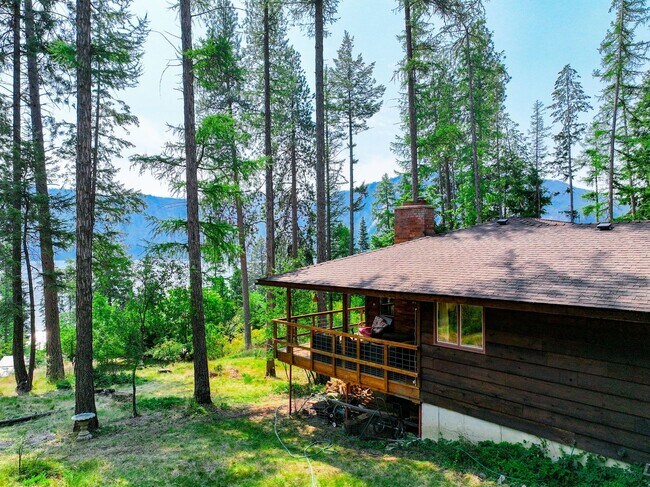 Foto del edificio - 2700 + sq ft family home has it all! Over 2 acres of land and a stunning view of Lake Pend Oreille