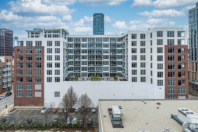 Alternar - 901 W Madison St