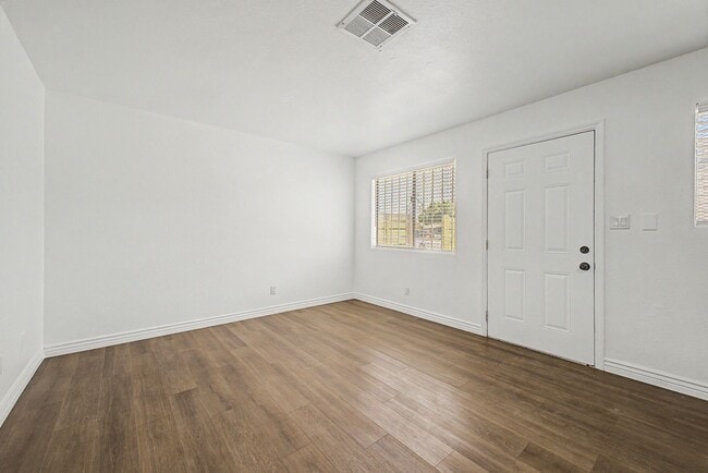 Building Photo - 1438 E Adams St
