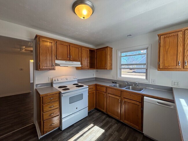 Building Photo - Available Now 2 Bedroom 1 Bath House on a ...