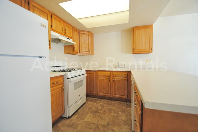 Foto del edificio - Yorkshire Village Townhome | Clubhouse & Basketball Court
