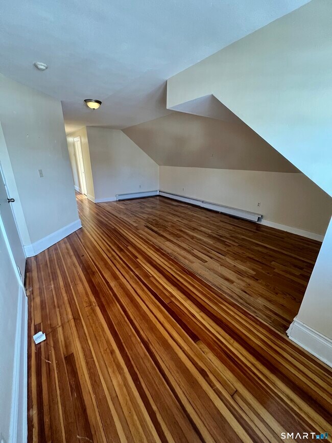 Building Photo - 62 Quaker Ln S