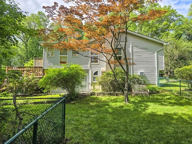 Foto del edificio - 241 Summit Park Rd