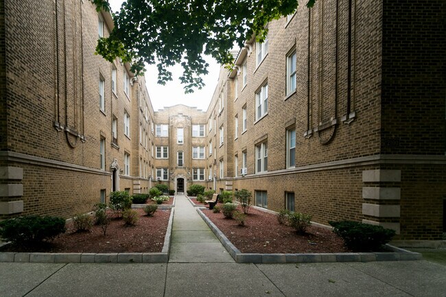 Building Photo - 2115 W Ainslie St