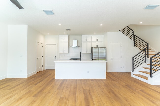 Photo - 63 W Harding St House