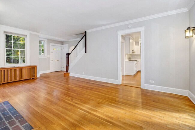 Foto del edificio - 4 Bed 4 Bath - Bethesda Expanded Colonial - One Car Garage