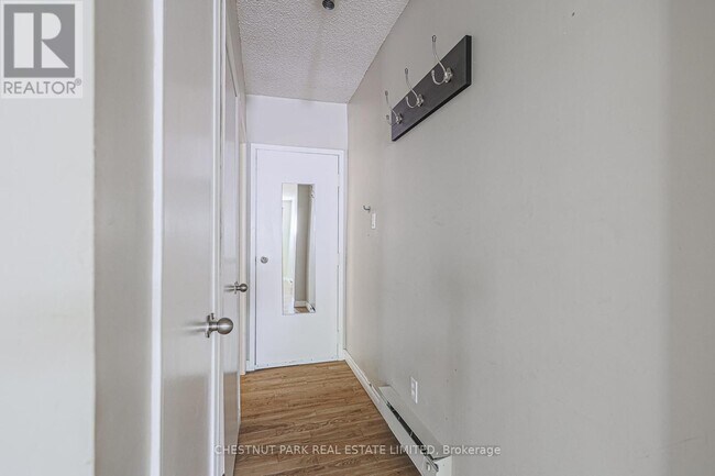 Photo du bâtiment - 650A Queen St W