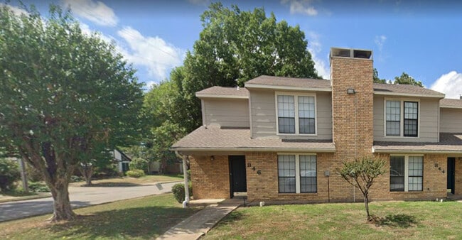 Building Photo - Towne Oaks Townhomes