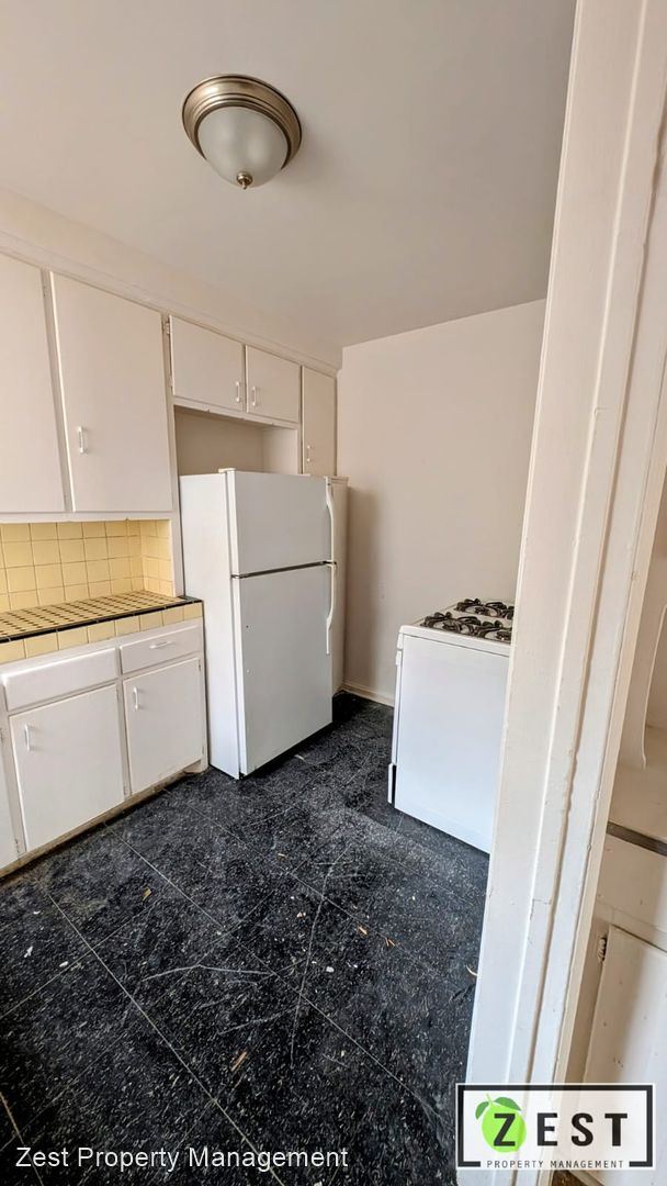 Building Photo - 1 br, 1 bath Apartment - 13600 La Salle Bl...