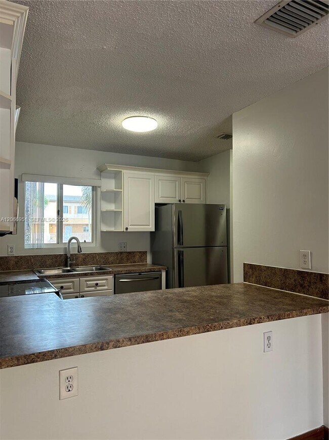 Building Photo - 6245 SW Kendale Lakes Cir