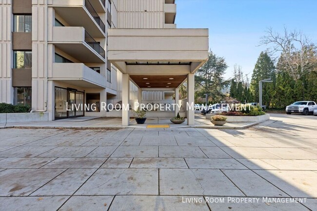 Building Photo - Downtown Condo with Stunning Views and Mod...