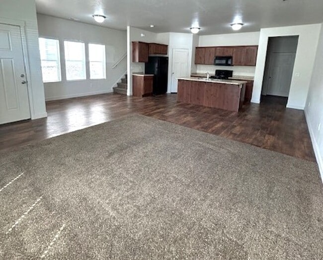 Building Photo - *** PRICE REDUCED *** Spacious 3 Bedroom T...