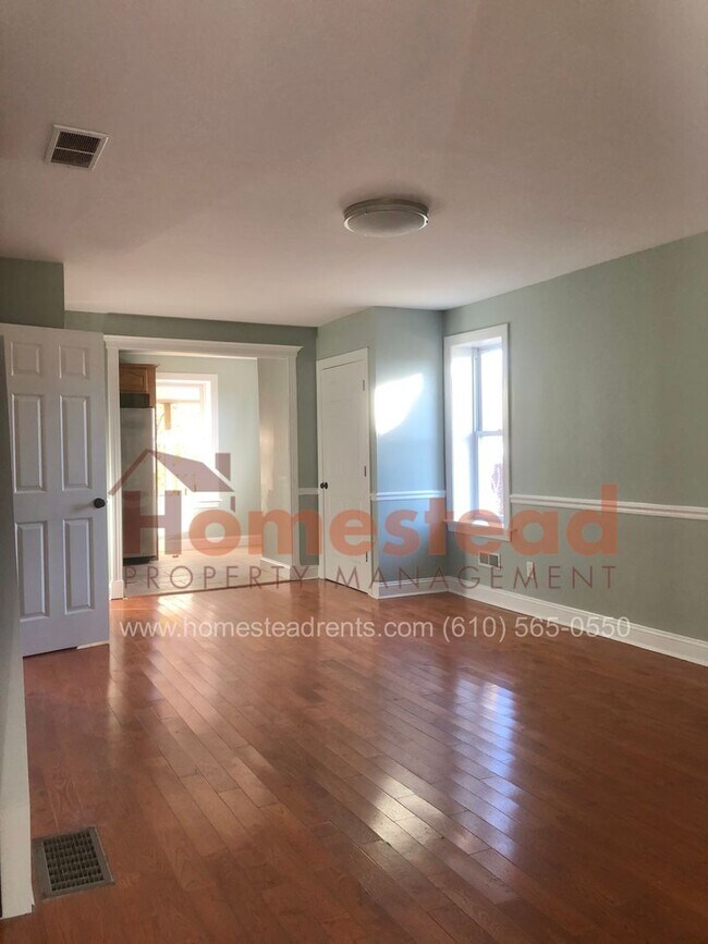 Building Photo - 3 BEDROOM DARBY HOME!