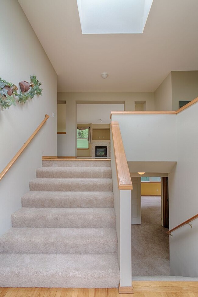 Foto del edificio - Large 5 Bed SPLIT-LEVEL Kenmore Home!