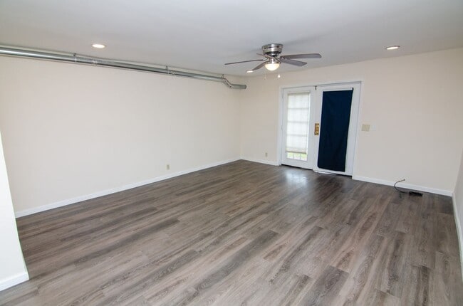 Building Photo - Updated condo in convenient location