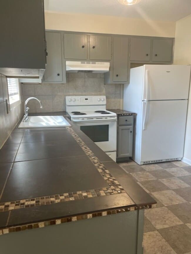 Building Photo - Clean, Move in Ready 4 Bedroom Home