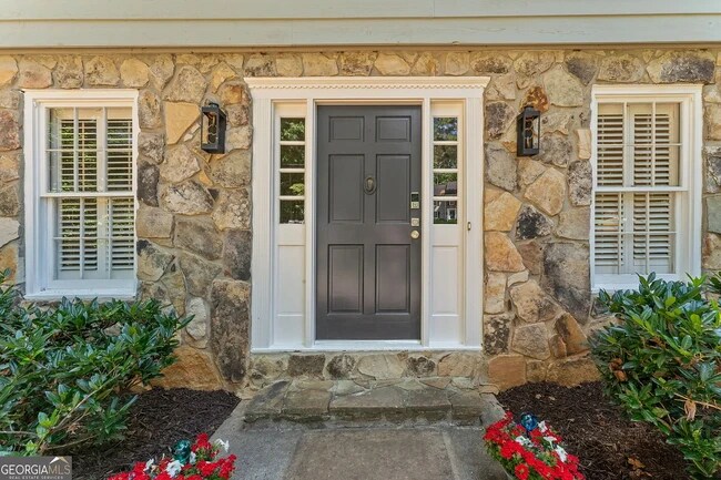 Building Photo - 220 Hollyridge Dr