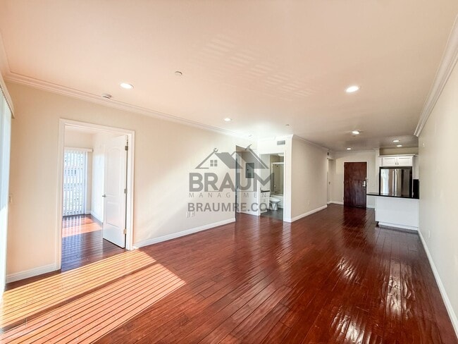 Building Photo - 332 S Virgil Ave