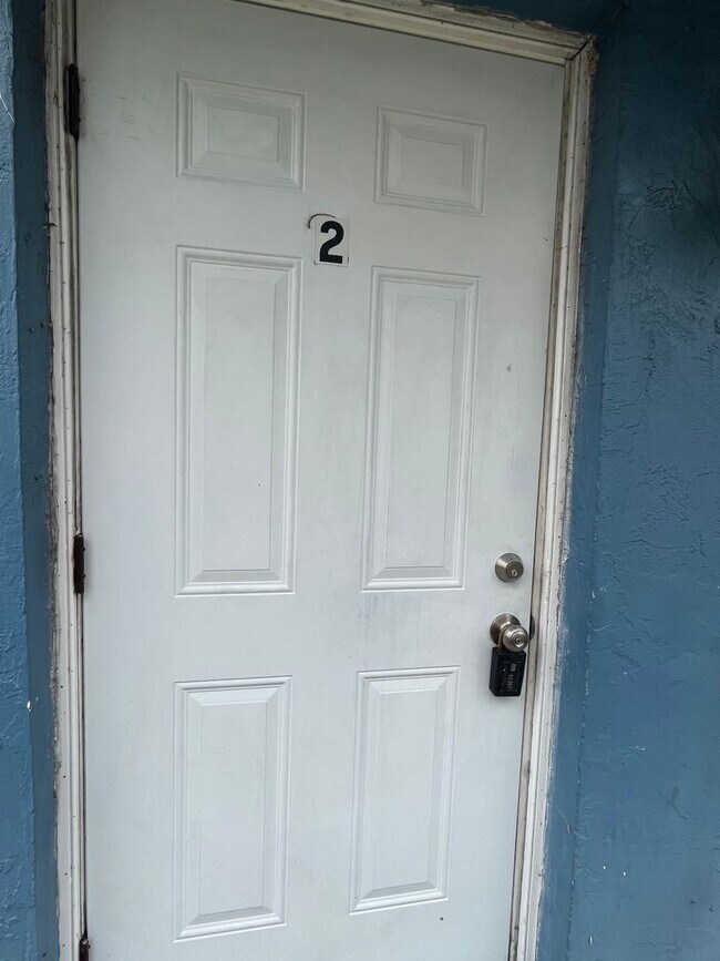 Building Photo - 2 br, 1 bath House - 105 E TIFFANY DR #2