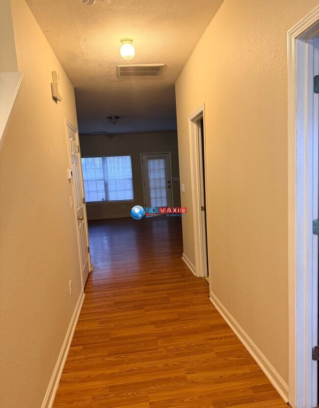 Foto del edificio - Spacious 3-bedroom townhouse in Riverdale