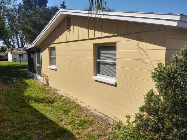 Building Photo - Beautiful home with extra room MOVE-IN READY!