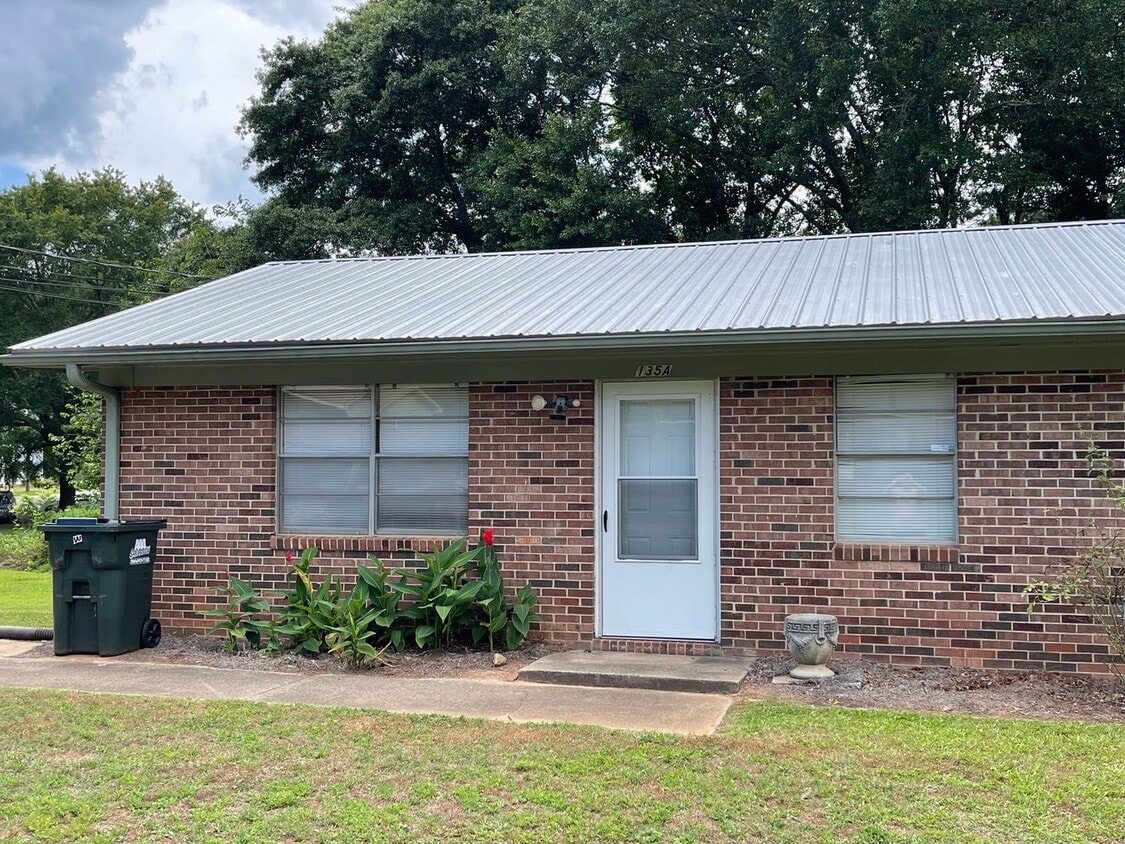 1 Bedroom, 1 Bath Duplex Apartment on the Eastside - 1 Bedroom, 1 Bath Duplex Apartment on the Eastside