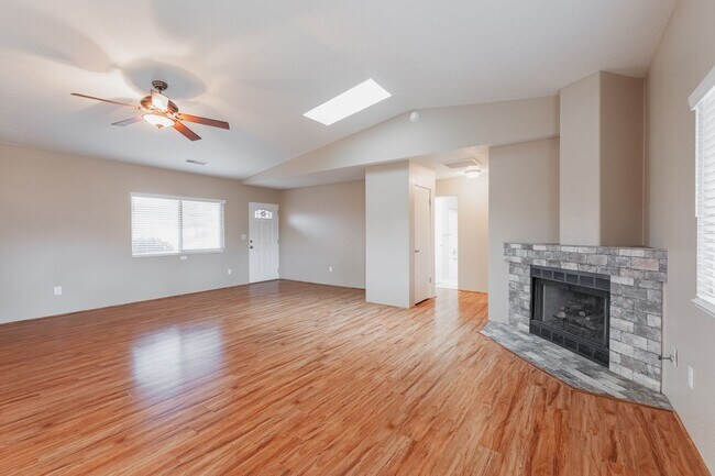 Building Photo - Beautiful 3 bedroom, 2 bathroom home in Cl...