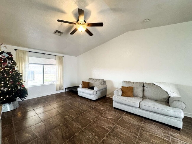 Foto del edificio - "Charming 3-Bedroom, 2 Bathroom Pool Home in Ocotillo!"