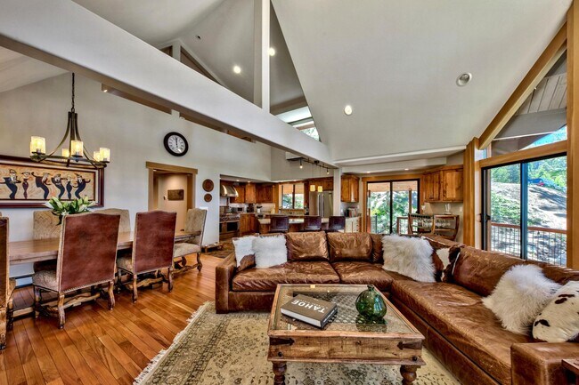Foto del edificio - Gorgeous Lakeview! Pet Friendly w a Garage & AC!