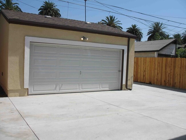 Building Photo - 1719 W 39th Pl