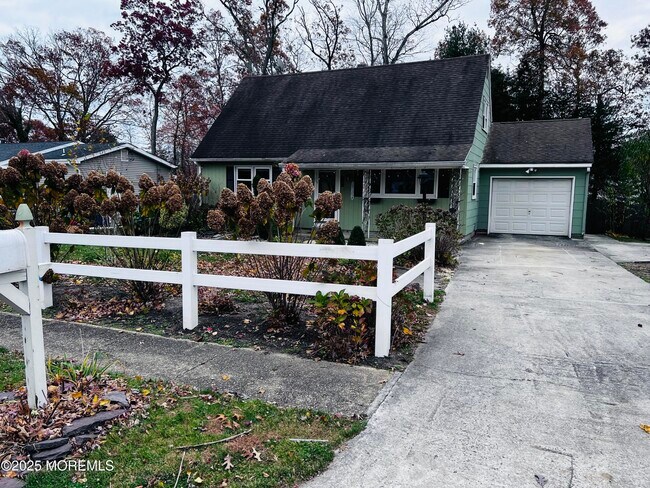 Foto del edificio - 891 Raleigh Dr