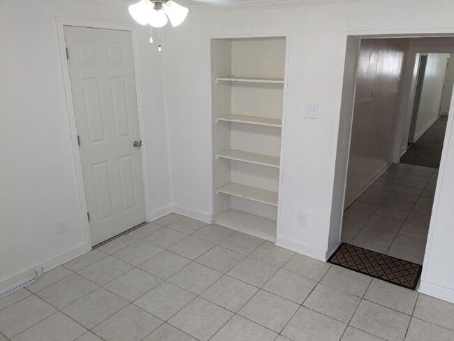 Foto del edificio - 724 N Eastern Ave