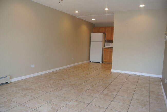 Building Photo - Online for roommate application only