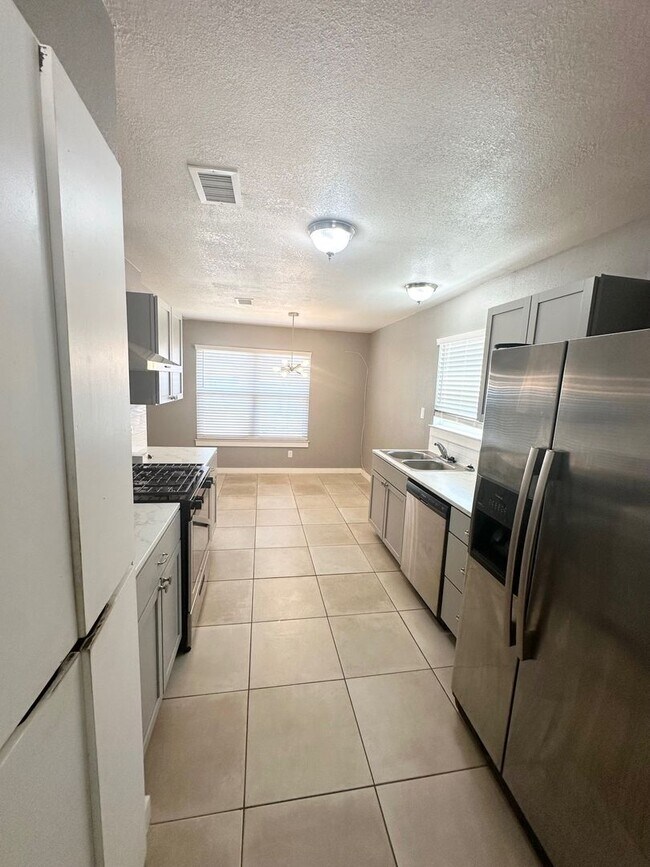 Foto del edificio - Fully Remodeled 3 Bedroom House For Rent!