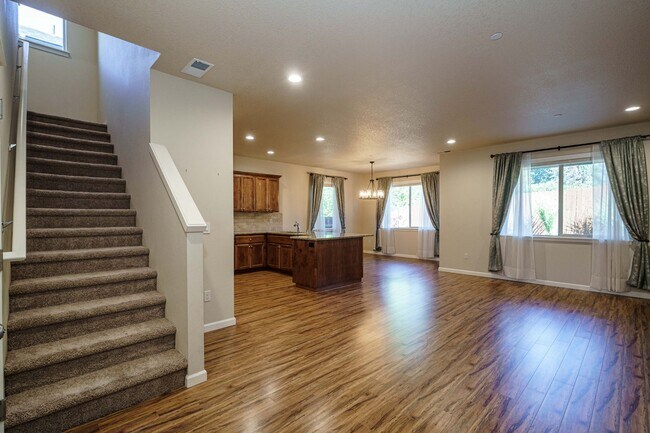 Foto del edificio - Beautiful 4 Bedroom 2.5 Bath Located in th...