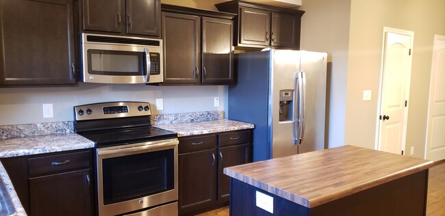 Building Photo - Luxury Townhouse! 2 Bed/2.5 Bath, 1 Car ga...