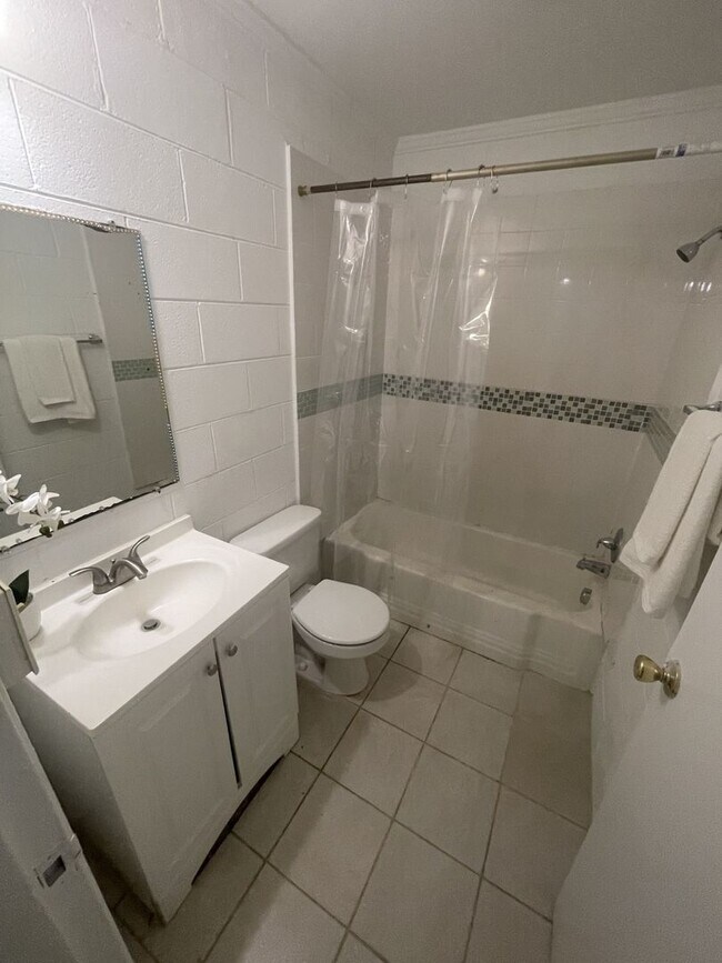 Building Photo - 2 bd 1 ba duplex