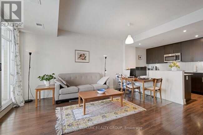 Photo du bâtiment - 100 Champagne Ave S