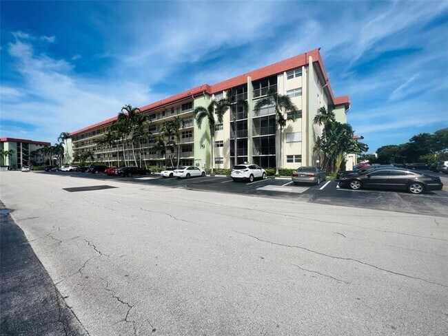 Foto del edificio - 5300 NE 24th Ter