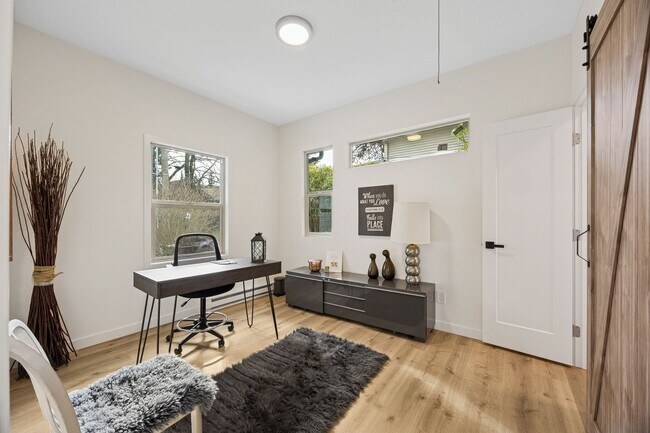 Foto del edificio - Better Than New Single Family Home!